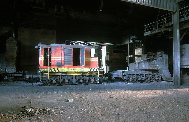 Rangierlokomotive im Stahlwerk